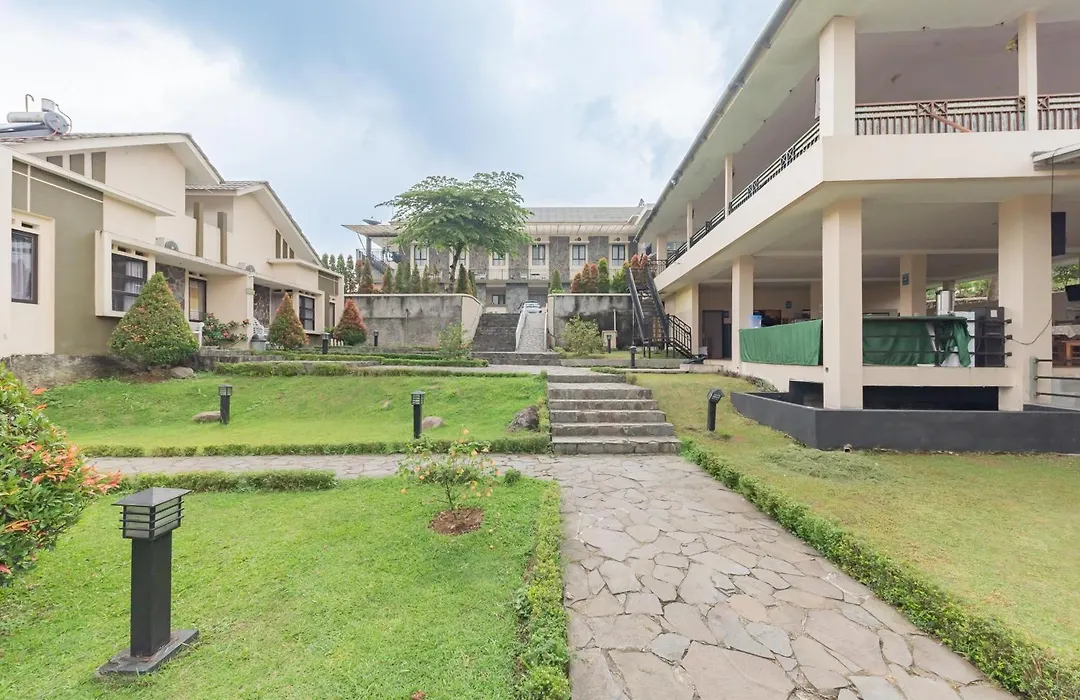 RedDoorz Premium @ Griya Inkoppabri Cisarua Puncak-1